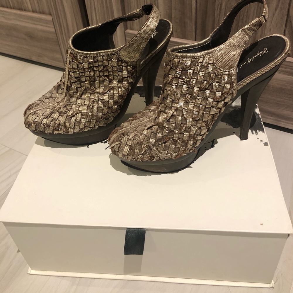 Elizabeth and games clog heels